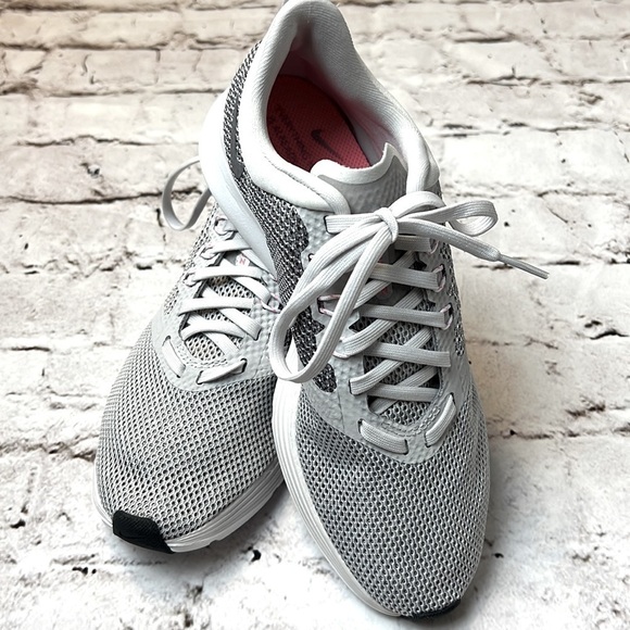 NWOT Nike Women’s  Zoom Strike Vast Grey Sz 6.5 - Picture 1 of 7